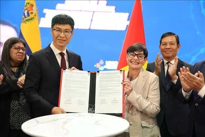 En la ceremonia de firma del documento. (Foto: VNA)