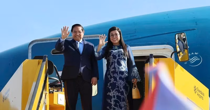 El primer ministro de Vietnam, Pham Minh Chinh, y su esposa parten de Estocolmo hacia Hanói, terminando su visita oficial a Suecia. (Foto: VNA)