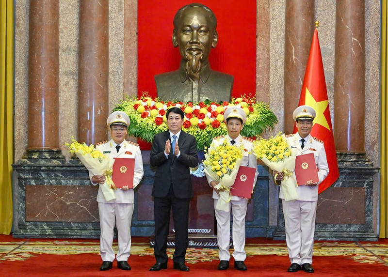 El presidente vietnamita, Luong Cuong, entrega las decisiones de ascenso al rango de coronel general a los tres viceministros de Seguridad Pública. (Foto: VNA)