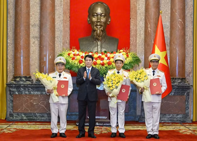 El presidente vietnamita, Luong Cuong, entrega las decisiones de ascenso al rango de coronel general a los tres viceministros de Seguridad Pública. (Foto: VNA)