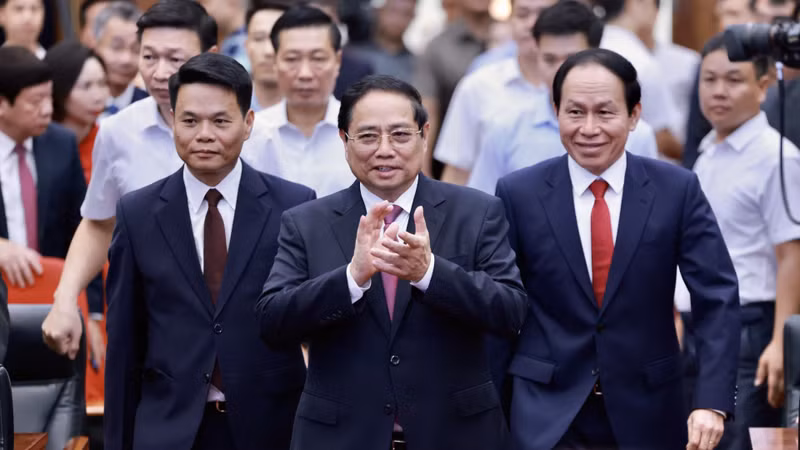 El primer ministro Pham Minh Chinh, junto con dirigentes y exlideres de Hai Phong, en la ceremonia de anuncio de las resoluciones y decisiones del Comité Central del PCV sobre la fusión administrativa de Hai Phong. (Foto: VNA)