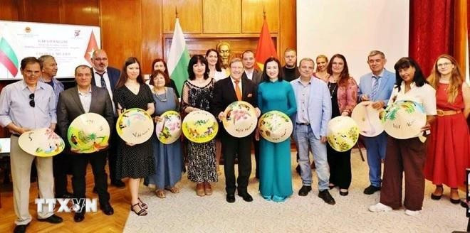 La embajadora de Vietnam en Bulgaria, Nguyen Thi Minh Nguyet, se toma una foto de recuerdo con periodistas búlgaros. (Foto: VNA)