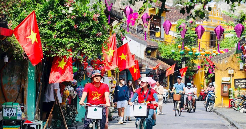 Recorren por bicicleta en la ciudad antigua de Hoi An. (Foto: VNA)