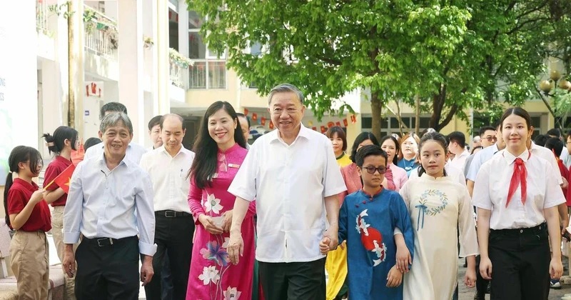 El secretario general del Partido Comunista de Vietnam, To Lam, visita a docentes y estudiantes de las escuelas secundarias Nguyen Dinh Chieu y Xa Dan. (Foto: VNA)