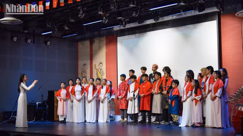 Hoang Thu Trang, presidenta de la Asociación Art Space, destaca que el programa representa un gesto de apoyo a los esfuerzos de las nuevas generaciones por preservar la cultura nacional. También transmite un mensaje claro sobre el papel del arte y la cultura a la hora de fortalecer las relaciones entre ambos países y pueblos.
