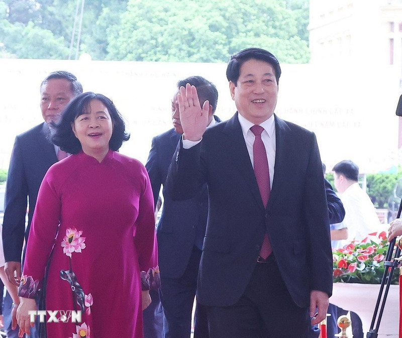 El presidente Luong Cuong, junto con los delegados, en la ceremonia. (Foto: Van Diep / VNA)