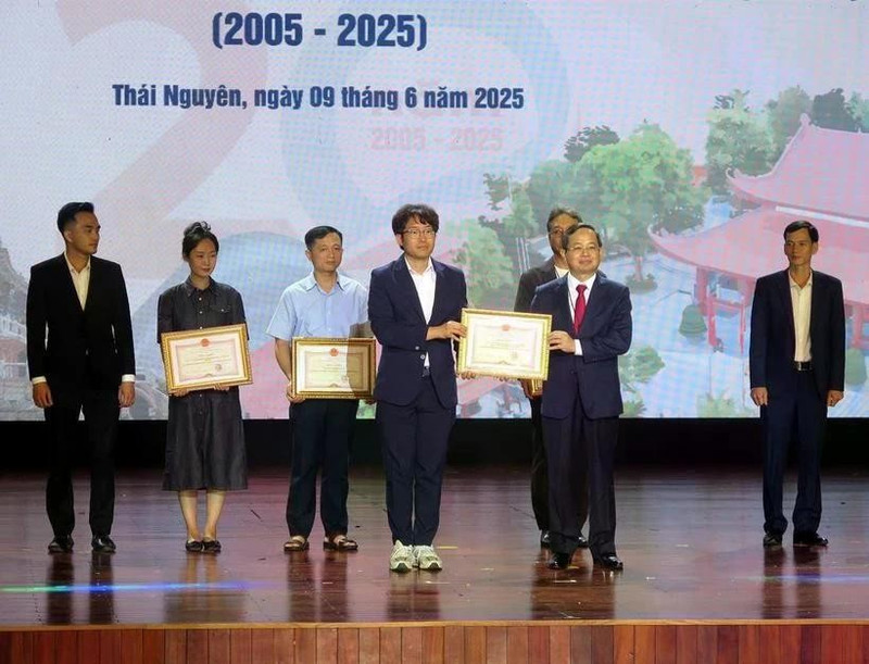El Comité Popular de Thai Nguyen otorga certificados de mérito a unos 12 colectivos e individuos con logros sobresalientes en actividades para fomentar la relación con Gyesongbuk-do. (Foto: VNA)