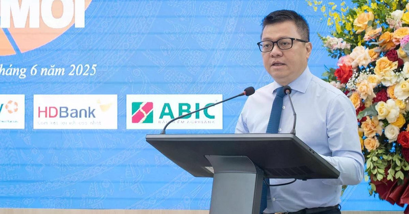 Le Quoc Minh, miembro del Comité Central del Partido Comunista de Vietnam, presidente de Nhan Dan, subjefe de la Comisión de Propaganda y Movilización de Masas del Comité Central del Partido y presidente de la Asociación de Periodistas de Vietnam, habla en el evento. 
