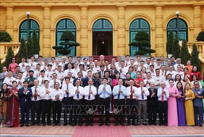 El presidente de Vietnam, Luong Cuong, y los delegados posan para una foto. (Foto: VNA)