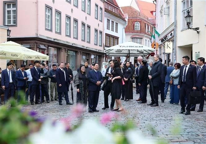 El primer ministro vietnamita, Pham Minh Chinh, y su esposa visitan el espacio, la arquitectura y la historia del casco antiguo de Tallin. (Foto: VNA)