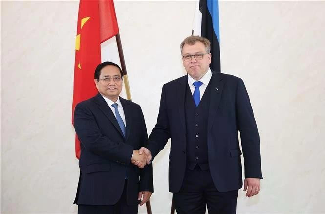 El primer ministro de Vietnam, Pham Minh Chinh, y el presidente de la Asamblea Estatal (Parlamento) de Estonia, Lauri Hussar. (Foto: VNA)