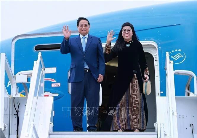El primer ministro Pham Minh Chinh, su esposa Le Thi Bich Tran y una delegación vietnamita de alto rango en el aeropuerto Lennart Meri de Tallin, la capital, la mañana del 5 de junio (hora local). (Foto: VNA)