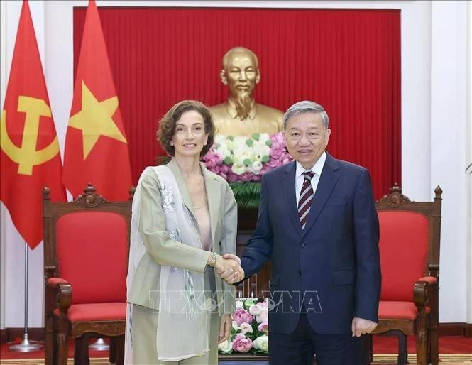 El secretario general del Partido Comunista de Vietnam, To Lam, recibe a la directora general de la Unesco, Audrey Azoulay. (Foto: VNA)