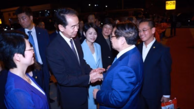 Ceremonia de despedida del primer ministro Pham Minh Chinh, quien finaliza su assitencia a la 16ª Reunión Anual del FEM en Tianjin y su visita de trabajo en China. (Foto: Duong Giang/VNA)
