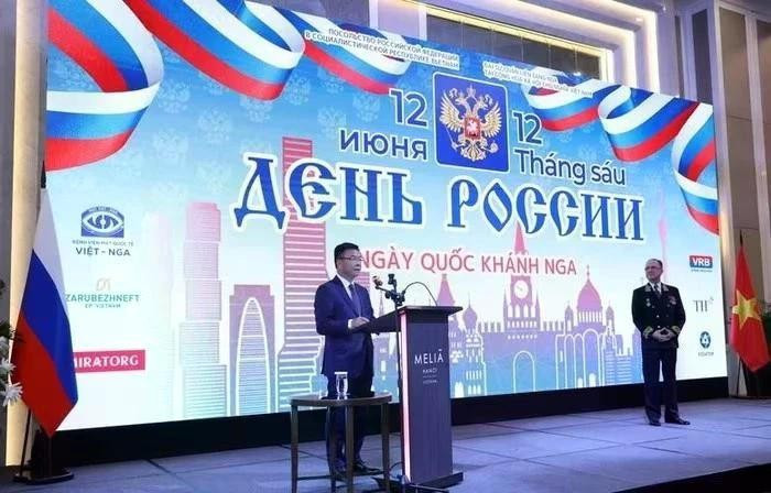 El viceprimer ministro Le Thanh Long habla en una recepción con motivo del Día Nacional de Rusia (12 de junio). (Foto: VPG)