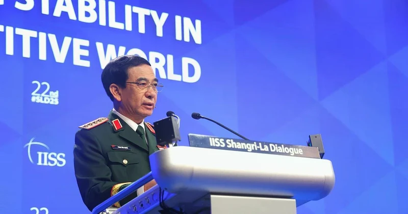 El ministro de Defensa de Vietnam, general Phan Van Giang, interviene en el 22.º Diálogo de Shangri-La. (Foto: VNA)