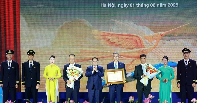 El primer ministro de Vietnam, Pham Minh Chinh, otorga el certificado de mérito a Vietnam Airlines. (Foto: VNA)