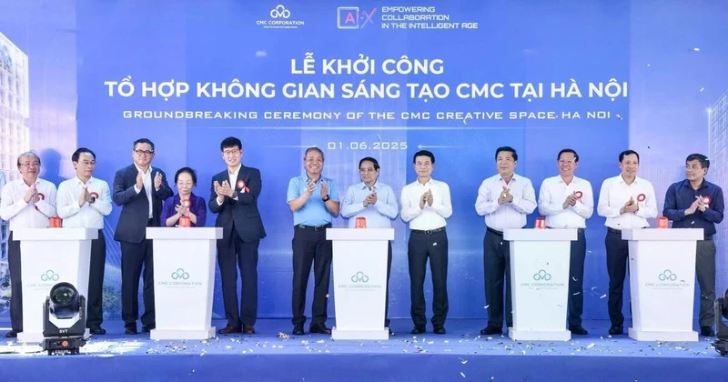 El primer ministro de Vietnam, Pham Minh Chinh, y los delegados dan inicio a la construcción del complejo. (Foto: VNA)
