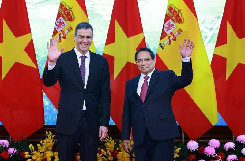 El primer ministro de Vietnam, Pham Minh Chinh (derecha), y el presidente del Gobierno de España, Pedro Sánchez (Foto: VNA)