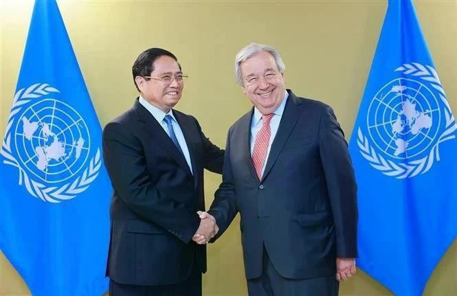 El primer ministro Pham Minh Chinh (izq) y el secretario general de la ONU, António Guterres. (Foto: VNA)