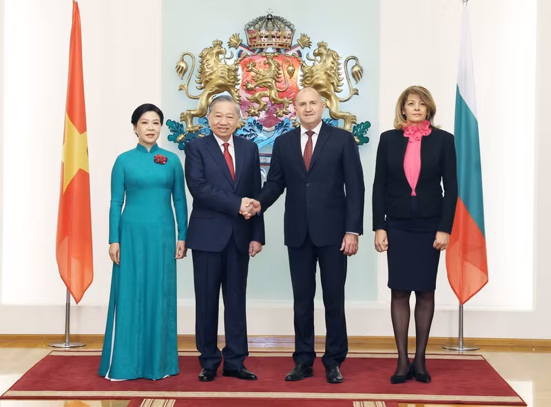 El secretario general del PCV, To Lam, y su esposa, junto con el presidente de Bulgaria, Rumen Radev, y su cónyuge, en el Palacio Presidencial. (Foto: Thong Nhat/VNA)