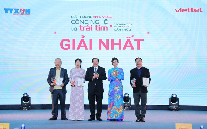 La directora general de la VNA y presidenta del Consejo del Premio, Vu Viet Trang, y el viceministro de Cultura, Deportes y Turismo, Ta Quang Dong, entregan el primer premio a los autores. (Foto: VNA)