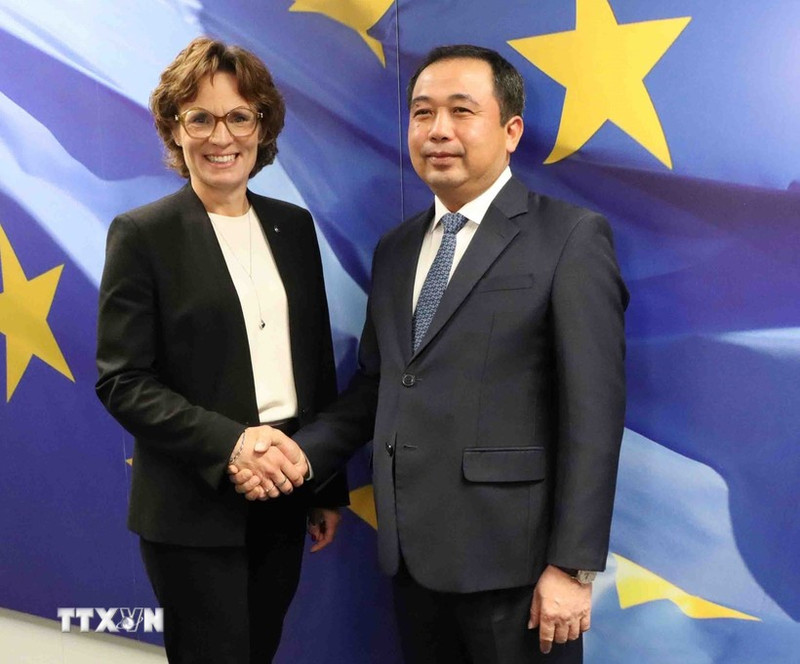 El ministro interino de Agricultura y Medio Ambiente de Vietnam, Tran Duc Thang, se reúne con la comisaria europea de Medio Ambiente, Resiliencia Hídrica y Economía Circular Competitiva, Jessica Raswall. (Foto: VNA)