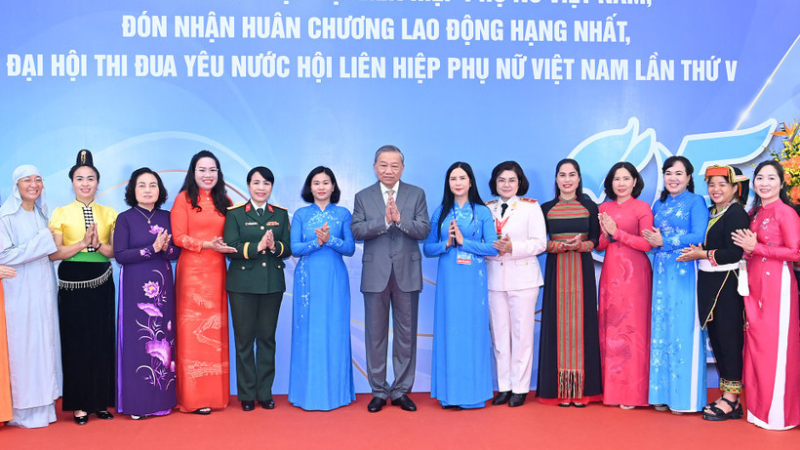 El secretario general del Partido Comunista de Vietnam, To Lam, y las delegadas en el acto. (Foto: Nhan Dan)