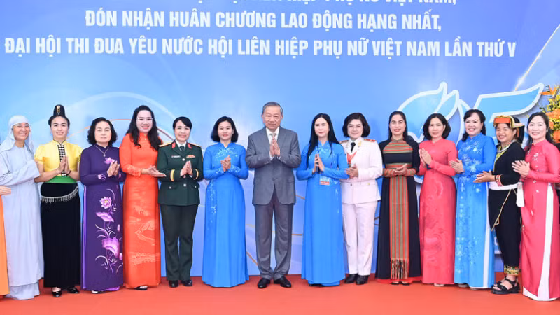 El secretario general del Partido Comunista de Vietnam, To Lam, y las delegadas en el acto. (Foto: Nhan Dan)