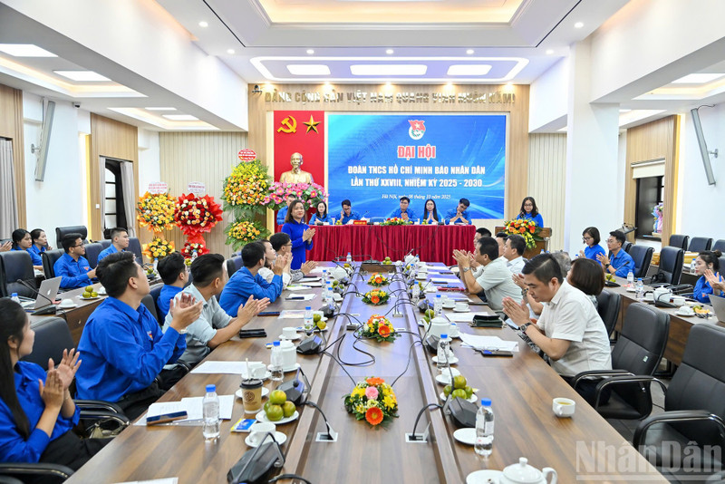 Vista del XXVIII Congreso de la Unión de Jóvenes Comunistas Ho Chi Minh en el periódico Nhan Dan.