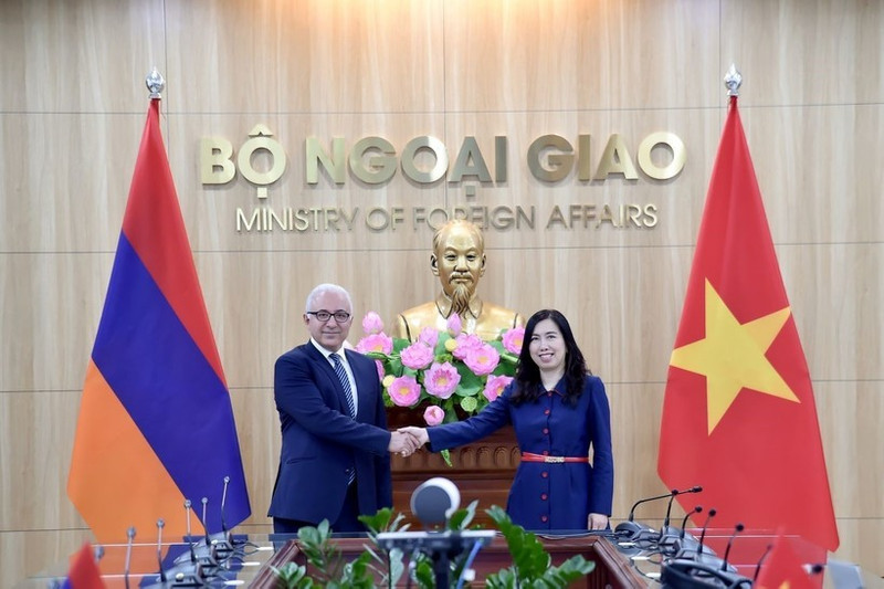 La viceministra de Relaciones Exteriores de Vietnam, Le Thi Thu Hang, y su homólogo armenio, Mnatsakan Safaryan. (Foto: VNA)