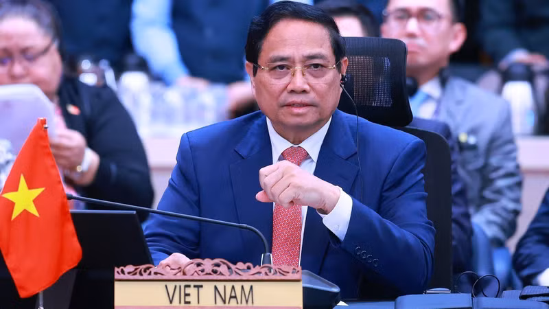  El primer ministro Pham Minh Chinh asiste y pronuncia un discurso en la 28ª Cumbre Asean-China. (Foto: DUONG GIANG/VNA) 