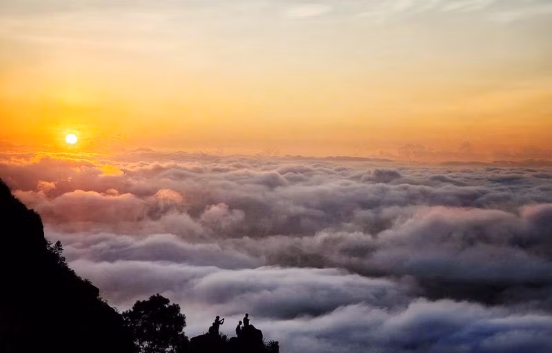 Turistas cazando nubes en la meseta de Dong Cao (Foto: VNA)