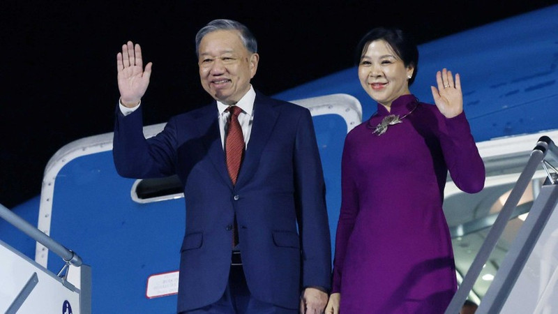 Ceremonia de bienvenida al secretario general del PCV, To Lam, y su esposa en el Aeropuerto Internacional de Sofía. (Foto: Thong Nhat/VNA)