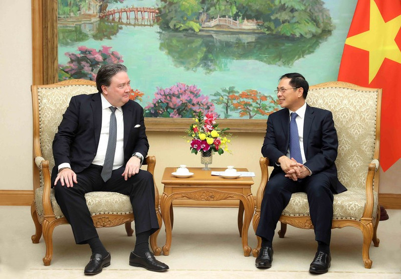 El viceprimer ministro de Vietnam Bui Thanh Son y el embajador de Estados Unidos en Hanói, Marc E. Knapper. (Foto: VNA)
