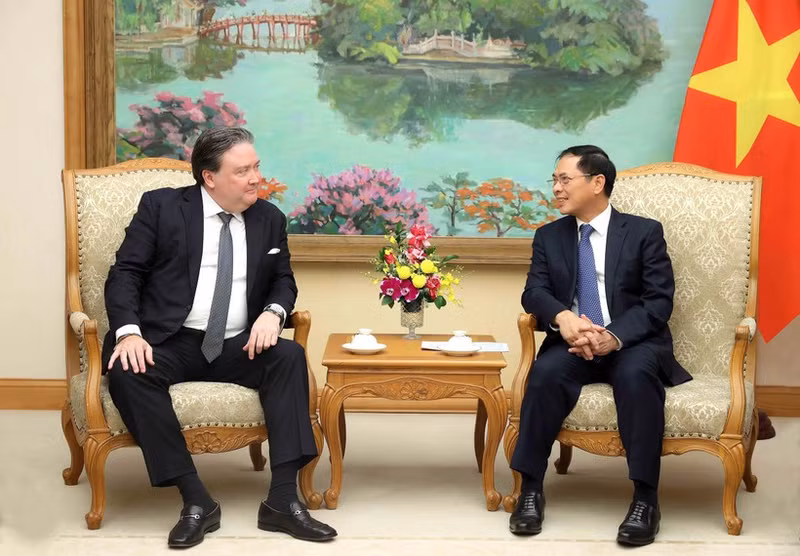 El viceprimer ministro de Vietnam Bui Thanh Son y el embajador de Estados Unidos en Hanói, Marc E. Knapper. (Foto: VNA)