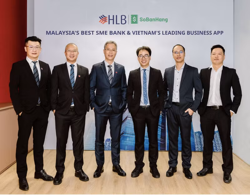 Representantes del banco Hong Leong de Malasia y de la plataforma So Ban Hang, en el acto de firma. (Foto: theleader.vn) 