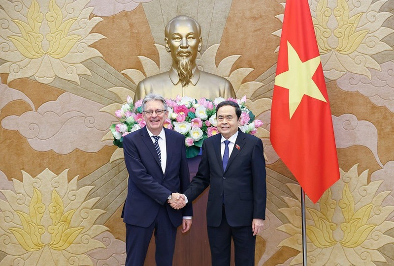 El presidente de la Asamblea Nacional de Vietnam, Tran Thanh Man (derecha), recibe a Achim Post, vicepresidente del Partido Socialdemócrata de Alemania. (Foto: VNA)