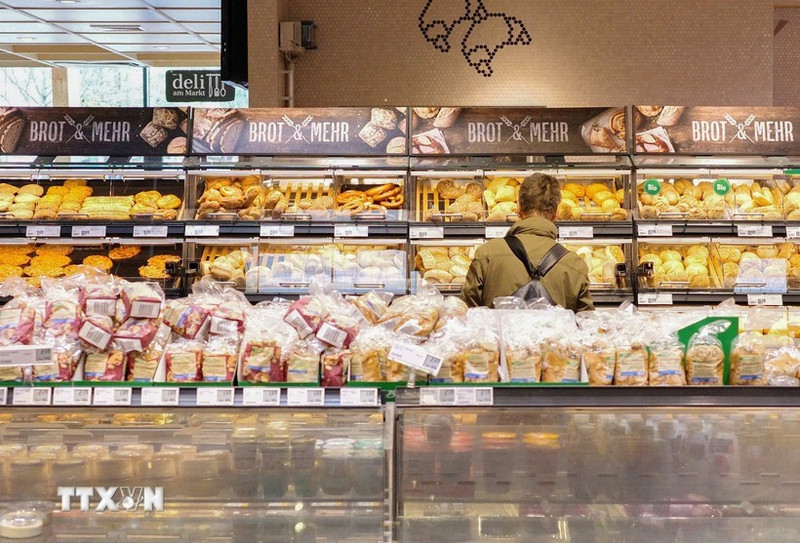 Consumidores realizan compras en un supermercado de Berlín, Alemania. (Foto: Xinhua/VNA)