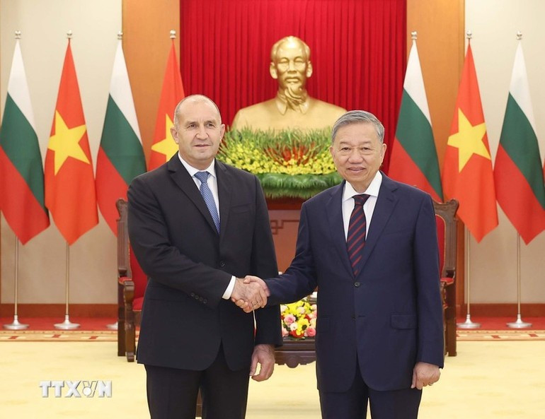El secretario general del PCV, To Lam, recibe al presidente de Bulgaria, Rumen Radev, en su visita oficial a Vietnam, el 25 de noviembre de 2024. (Foto: Thong Nhat/VNA)