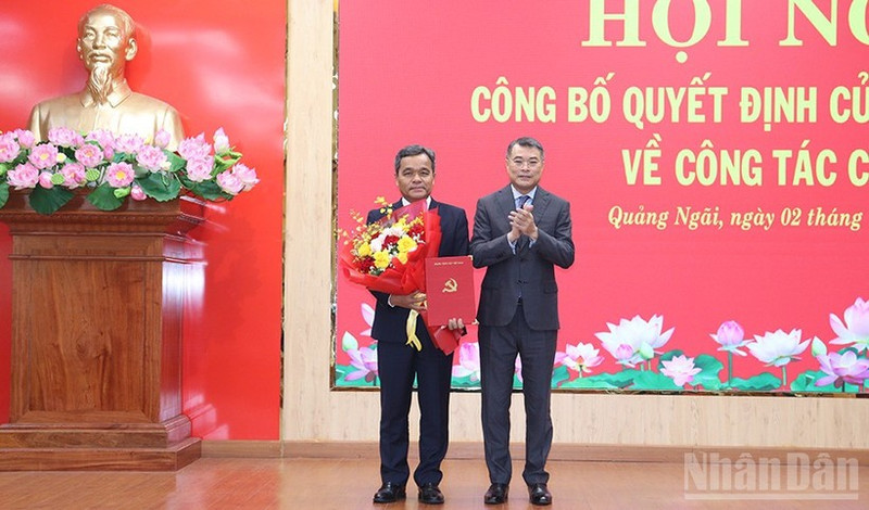 Entregan la Decisión a Ho Van Nien, nuevo secretario del Comité partidista de Quang Ngai. (Foto: Nhan Dan)