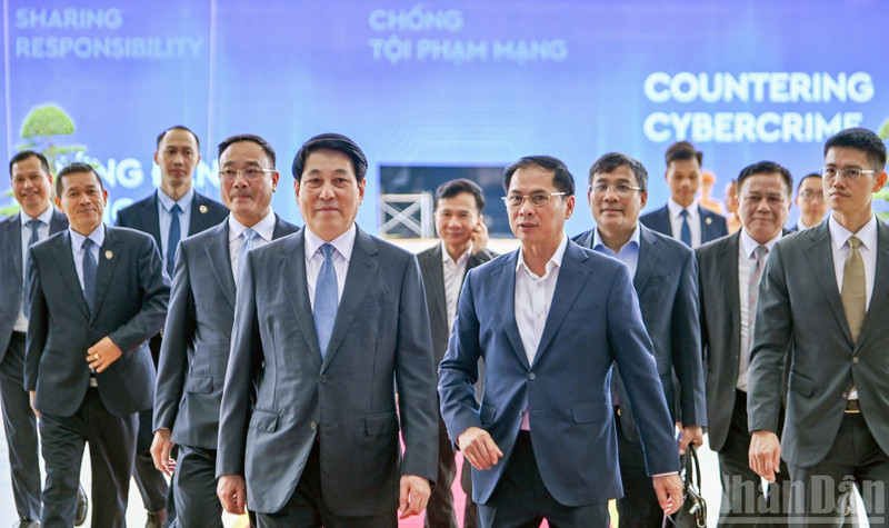 El presidente Luong Cuong, junto con el viceprimer ministro Bui Thanh Son y otros delegados, inspecciona los preparativos para la ceremonia de apertura y la Cumbre de alto nivel de la Convención de la ONU contra la ciberdelincuencia.