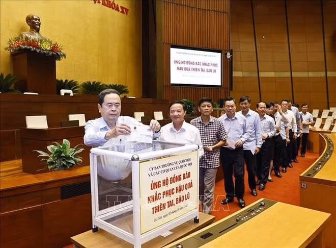 Los miembros de la Asamblea Nacional realizan una contribución solidaria a favor de las personas afectadas por el tifón Bualoi. (Foto: VNA)