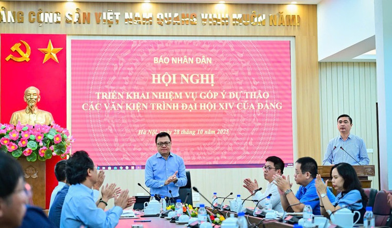 Le Quoc Minh, miembro del Comité Central del PCV, presidente–editor del periódico Nhan Dan, subjefe de la Comisión de Propaganda y Movilización de Masas del Comité Central del PCV y presidente de la Asociación de Periodistas de Vietnam, preside el evento. 