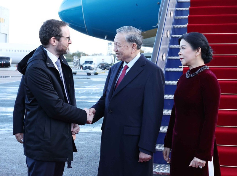 Ceremonia de bienvenida para el secretario general del Partido Comunista de Vietnam, To Lam, y su esposa en el aeropuerto de Londres Stansted. (Foto: VNA)