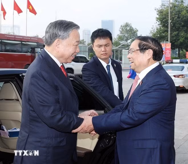 El primer ministro Pham Minh Chinh da la bienvenida al secretario general del PCV, To Lam. (Foto: VNA)