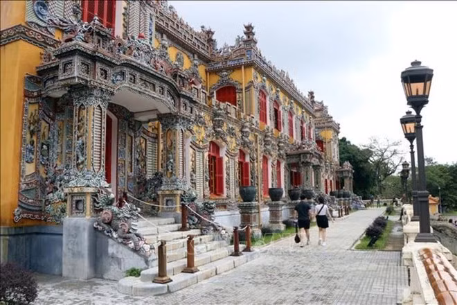 El Palacio Kien Trung es un destino atractivo para los turistas que exploran el Palacio Imperial de Hue. (Foto: VNA)