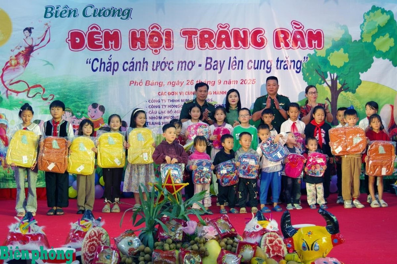 Representantes del Mando de la Guardia Fronteriza de la norteña provincia de Tuyen Quang y patrocinadores entregan obsequios a alumnos en el marco del programa “Apoyo a los niños a la escuela, Niños apadrinados por la Guardia Fronteriza”. (Foto: Xuan Minh/ Periódico de la Guardafronteras)