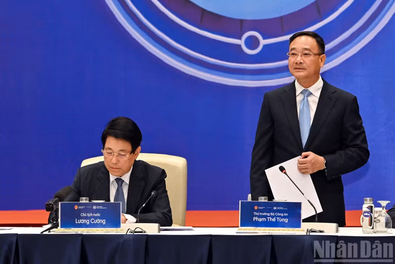 El viceministro de Seguridad Pública, Pham The Tung, presenta su informe en la cita.