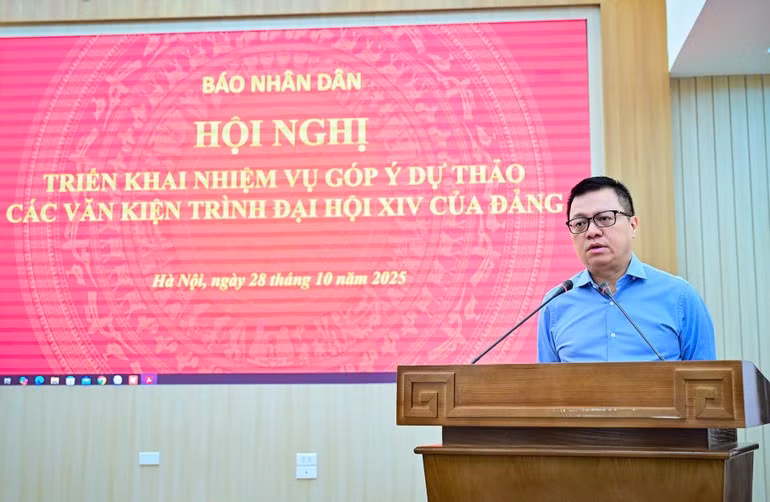 Le Quoc Minh, miembro del Comité Central del PCV, presidente-editor del periódico Nhan Dan, subjefe de la Comisión de Propaganda y Movilización de Masas del Comité Central del PCV y presidente de la Asociación de Periodistas de Vietnam, habla en el evento.